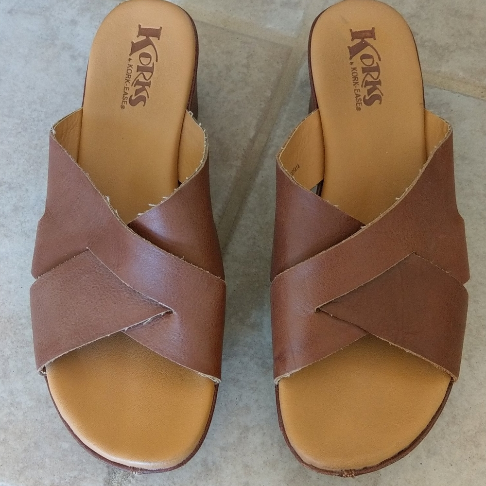 Looks brown leather platform sandal
